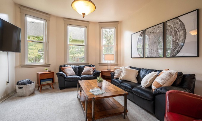 Columbia House | Stunning Craftsman Home: Parlor, GameRoom, EventRoom, Big Kitchen-100% Walkable!