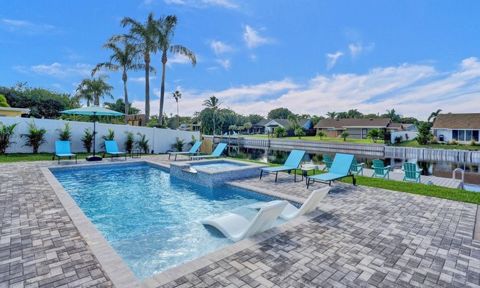 Tropic Palms House | Stunning Delray Beach Waterfront Oasis Heated Pool / Spa / Canal / Pool Table