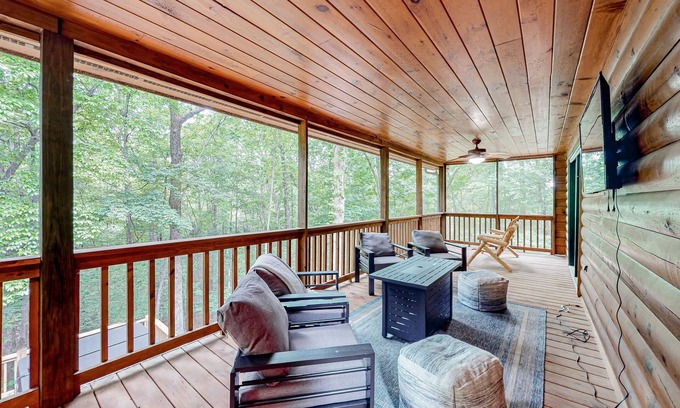 McCaysville Cabin | Stunning dog-friendly cabin with large wraparound deck & private hot tub