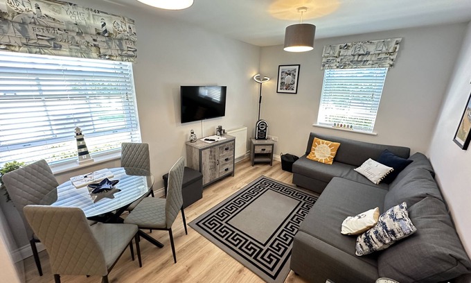 Filey Cottage | Stunning First Floor Coastal Apartment - Sleeping 4 in 1 Bedroom - Pool and Beach Access Included.