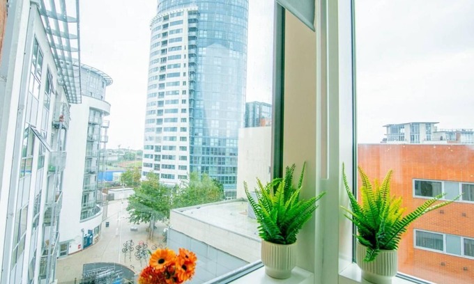 Portsmouth Apartment | Stunning Flat at Gunwarf Quays