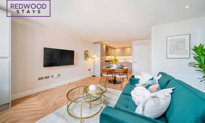 Rushmoor District Apartment | Stunning Flat, Hi-Speed WiFi, 55 Inch 4K TV