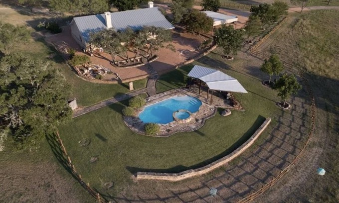 Fredericksburg Other | Stunning Fredericksburg Ranch House with Pool and Hot Tub!