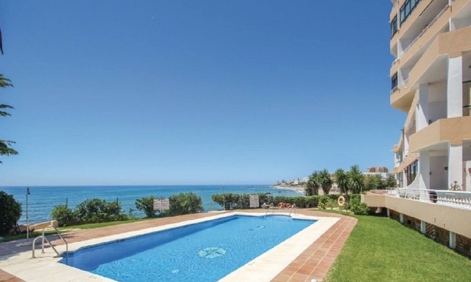 Calahonda Apartment | stunning frontline beach studio