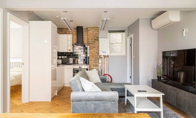 The City of London Condo | Stunning Hatton Garden Apartment