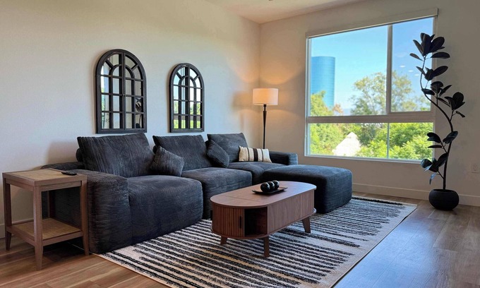 Lyon Street Apartment | Stunning Haven W/Pool,Gym&Parking Near Disneyland