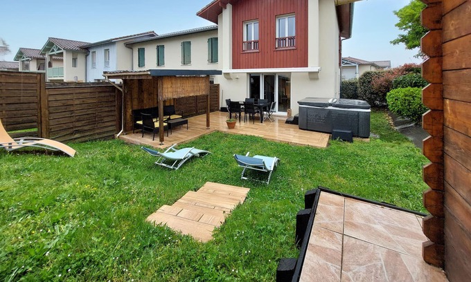 Angresse House | Stunning home in Angresse with kitchen