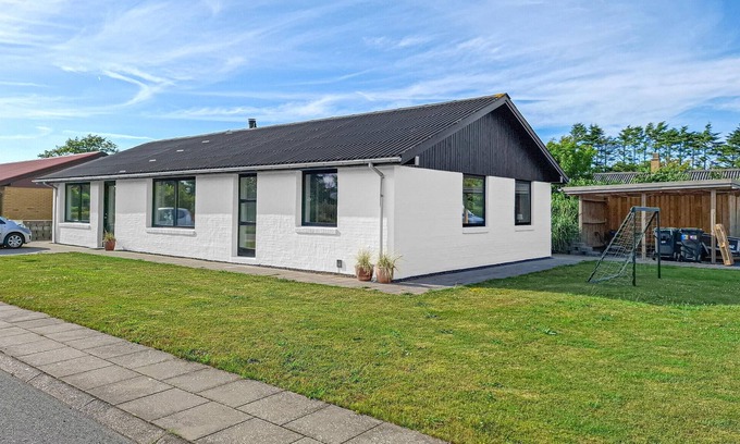 Blokhus House | Stunning home in Blokhus with WiFi