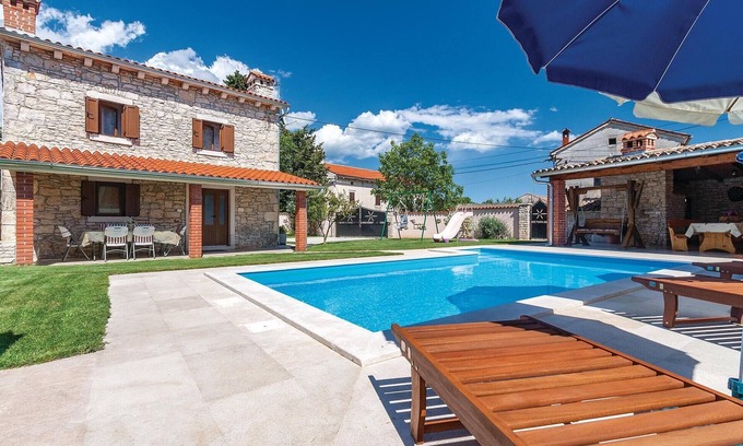 Divsici House | Stunning home in Divsici with kitchen