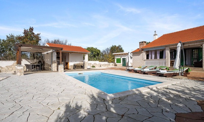 Bristane House | Stunning home in Drinovci with sauna