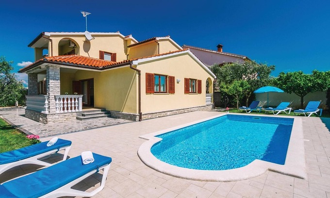 Valbandon House | Stunning home in Fazana with WiFi