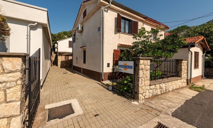 Karlobag House | Stunning home in Karlobag with WiFi