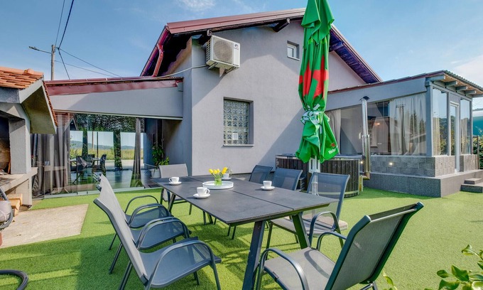 Karlovac House | Stunning home in Ladvenjak with sauna