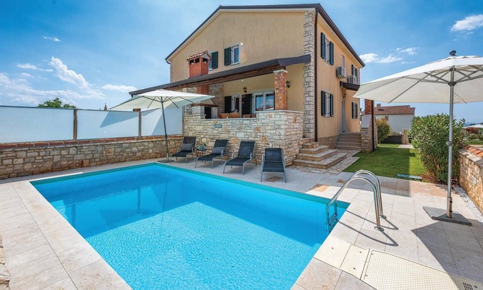 Lovrecica House | Stunning home in Lovrecica with WiFi