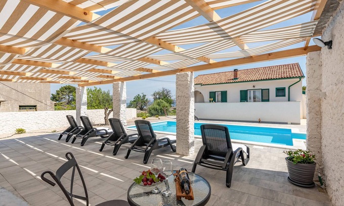 Lun House | Stunning home in Lun with WiFi