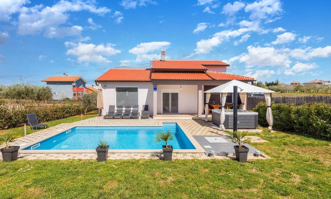 Skatari House | Stunning home in Pula