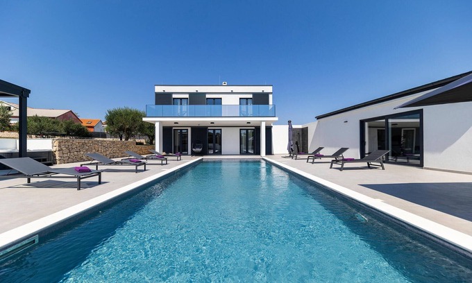 Razanac House | Stunning home in Razanac with sauna