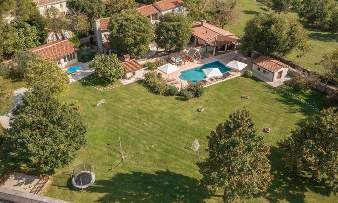 Jakovici House | Stunning home in Tinjan with sauna