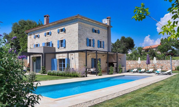 Brecevici House | Stunning home in Tinjan