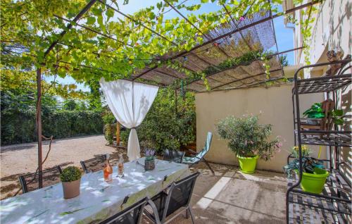 Velleron House | Stunning Home In Velleron With Jacuzzi