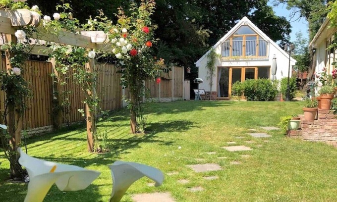 Stanley House | Stunning home, overlooking park, suit family, friends, the elderly & contractors