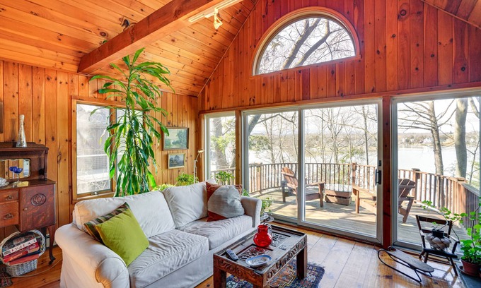 Athens Cabin | Stunning Lake & Mtn Views: Cozy Catskills Cabin!