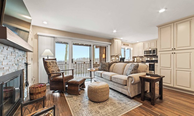Bellaire House | Stunning LakeViewCondo with Golf & Fall Colors
