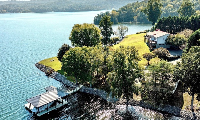 Ten Mile House | Stunning LakeViews | Private Boat Ramp, Sleeps 12!