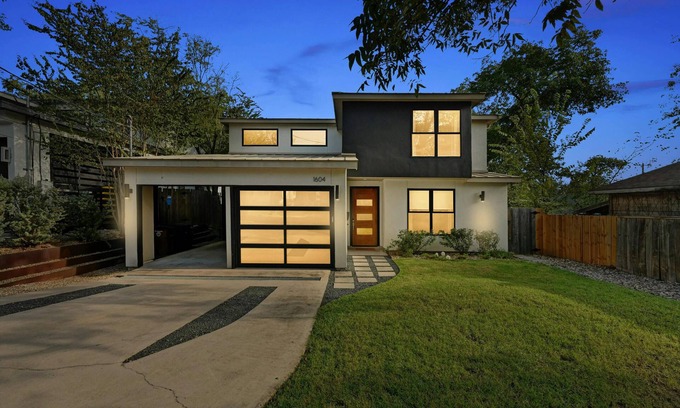 Barton Heights House | Stunning Mid-century Perfection, Heated Pool & Hot Tub Zilker & Barton Springs!