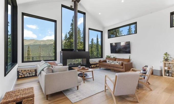 Quandary Village House | Stunning Mountain Home with HotTub & Outdoor Firepit, Expansive Deck, Ski in/out