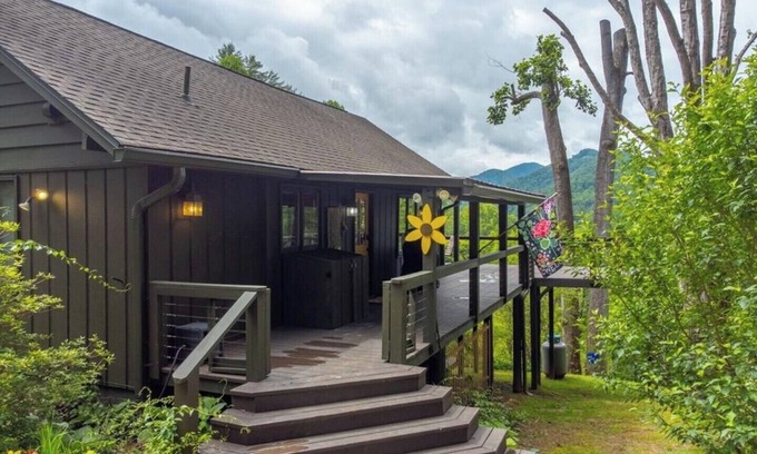 Franklin Cabin | Stunning Mountain Views, 3BR Cabin w/Decks & Meadow, 10 Min to Franklin