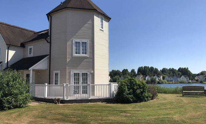 South Cerney Cabin | Stunning New England Style Lakeside Lodge