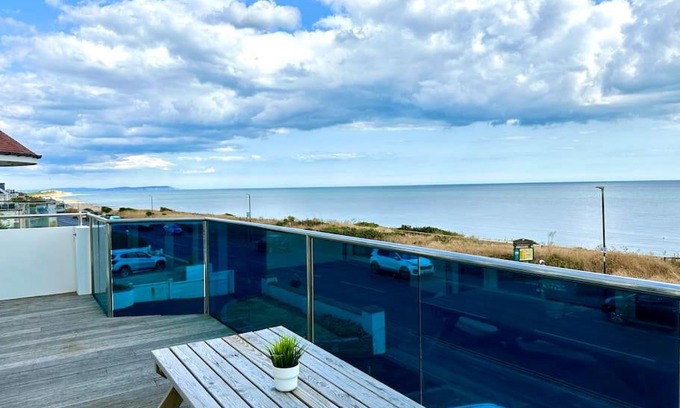 Bournemouth Apartment | Stunning Panoramic Sea View Beach Location - Sleeps up to 4 People - Free Parking - The Best Beach! - Great Location - Fast WiFi - Smart TV - Newly decorated - sleeps up to 4! Close to Bournemouth & Poole Town Centre & Sandbanks
