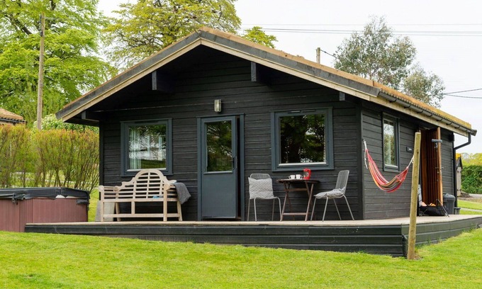 Brazzacott House | Stunning private villa for 4 people with hot tub, WIFI, TV, terrace, pets allowed and panoramic .