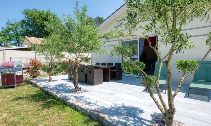 Lesparre-Medoc House | Stunning private villa for 4 guests with A/C, TV, terrace and parking