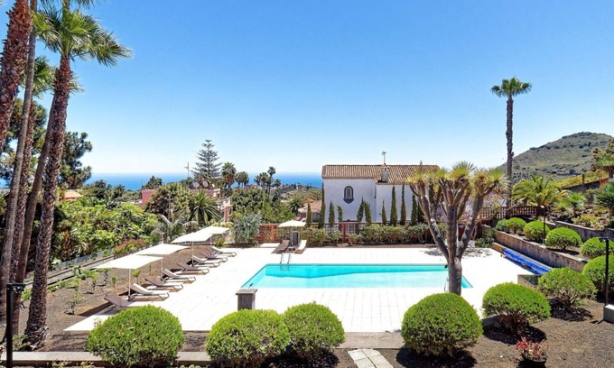 Tafira House | Stunning private villa for 10 guests with A/C, private pool, WIFI, TV, patio and pets allowed