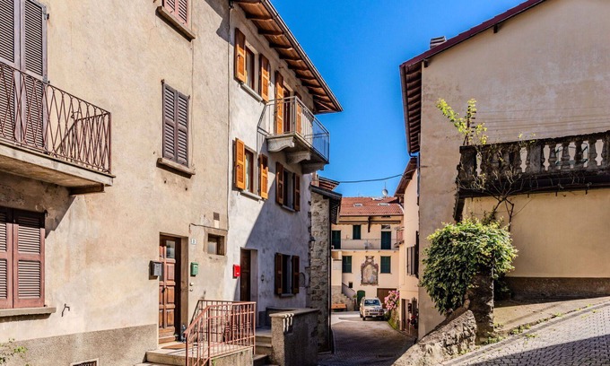 Claino Con Osteno House | Stunning private villa for 5 people with WIFI, balcony and pets allowed