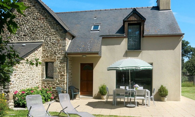 Le Tronchet House | Stunning private villa for 6 people with WIFI, TV and terrace