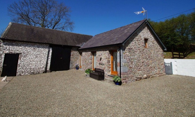 Llangadog Villa | Stunning private villa for 4 guests with WIFI, TV, patio, pets allowed and parking