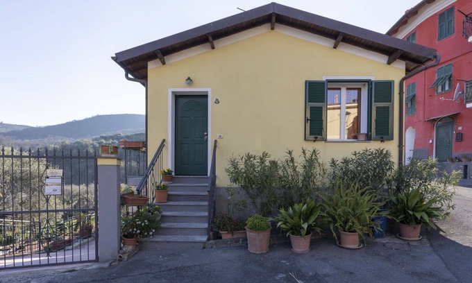 Villa Viani House | Stunning private villa for 5 people with WIFI, terrace, pets allowed and panoramic view