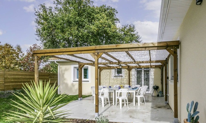 Aureilhan House | Stunning private villa for 10 people with WIFI, TV, terrace, pets allowed and parking