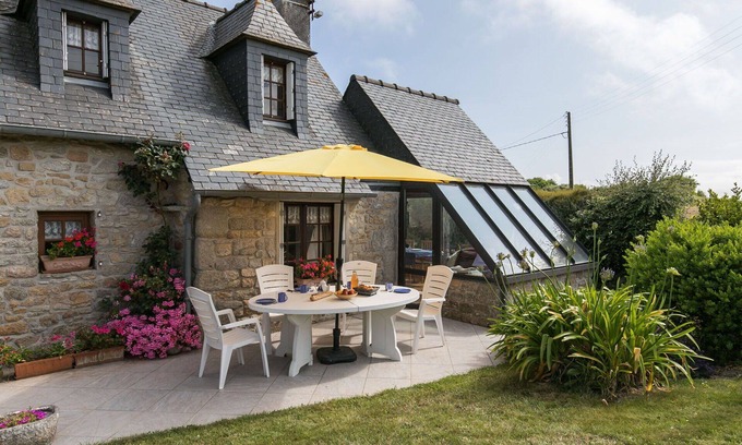 Cleder House | Stunning private villa for 4 guests with TV and terrace