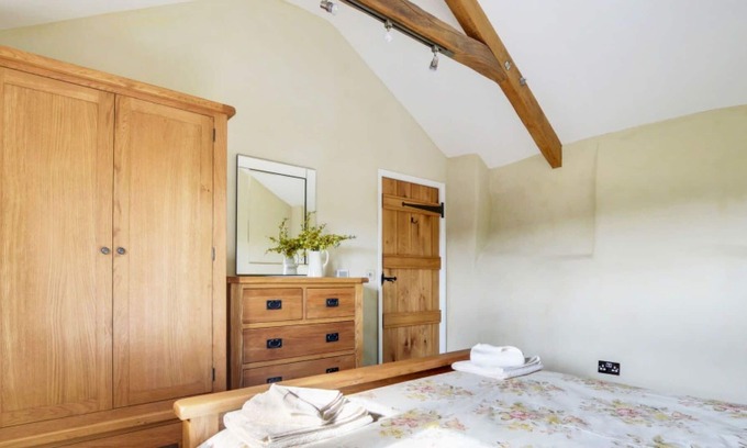 Worlington House | Stunning private villa for 2 guests with WIFI, hot tub, TV, panoramic view and parking