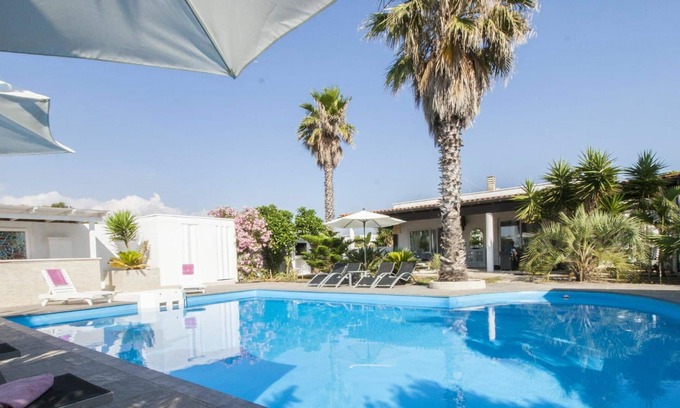 Pizzo Villa | Stunning private villa for 17 people with private pool, A/C, WIFI, TV, patio and pets allowed