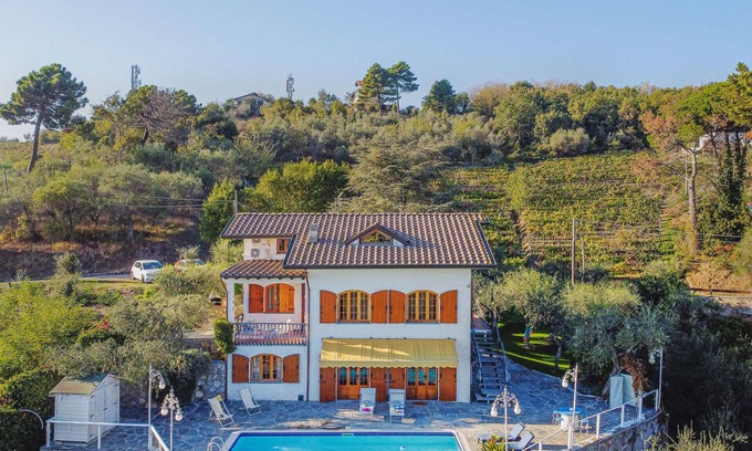 Corsanico House | Stunning private villa for 8 guests with private pool, WIFI, A/C, TV, patio and pets allowed