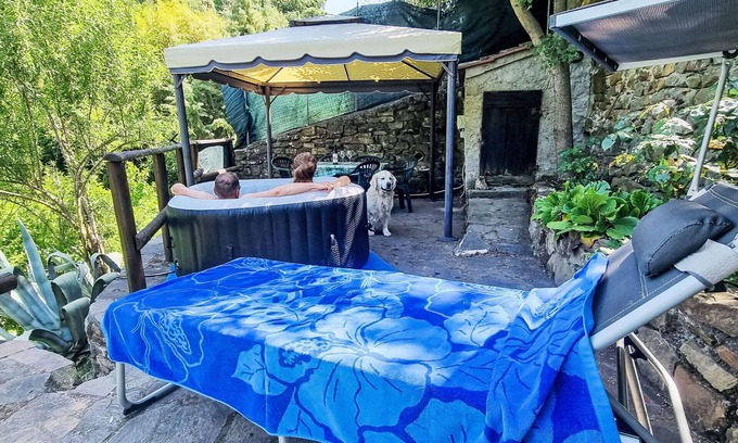 Montorgiali House | Stunning private villa for 5 people with A/C, hot tub, WIFI, TV, patio and pets allowed