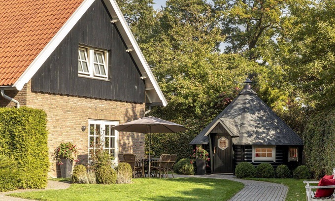 Losser House | Stunning private villa for 16 guests with WIFI, TV, terrace and parking