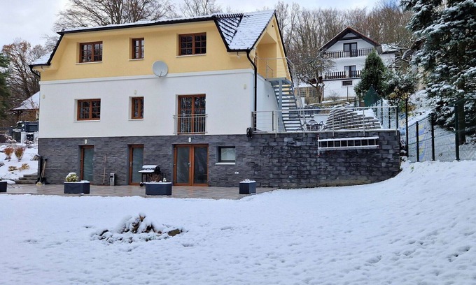 Petrov Villa | Stunning private villa for 6 guests with WIFI, private pool, TV, terrace, pets allowed and parking