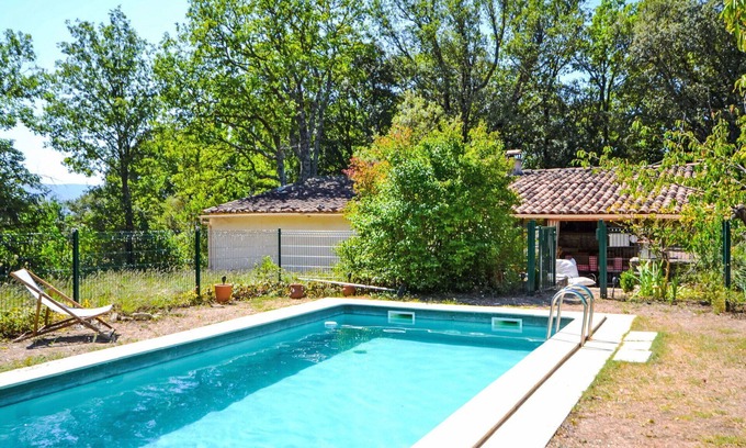 Apt House | Stunning private villa for 5 people with WIFI, private pool, TV and patio