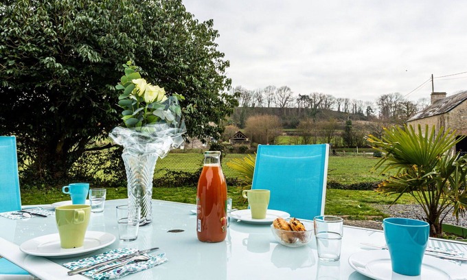Commes House | Stunning private villa for 2 guests with WIFI, TV, terrace and pets allowed